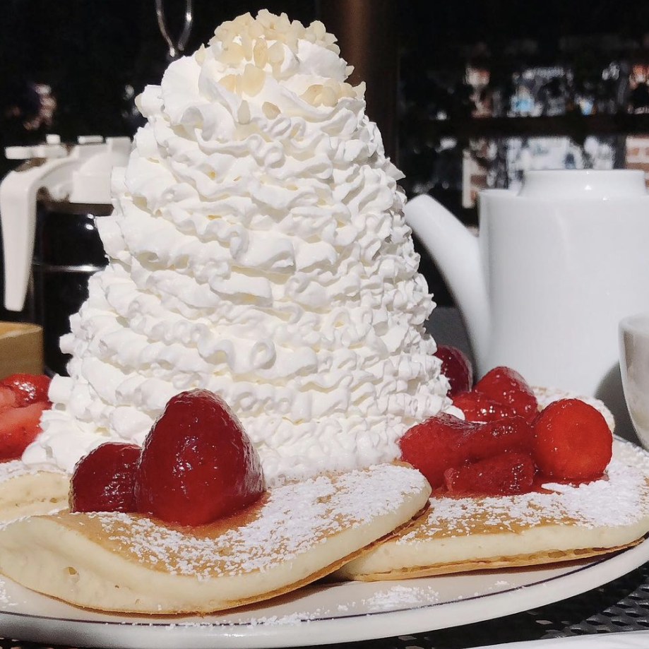 パンケーキ(ストロベリー、ホイップクリームとマカダミアナッツ)